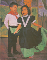 Children dancing to a song from Paso a Paso con los Niños