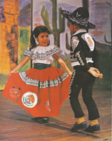 Children dancing to a song from Paso a Paso con los Niños