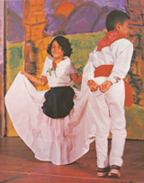 Children dancing to a song from Paso a Paso con los Niños